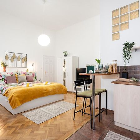 Cosmopolitan Studio - Chic Getaway In A Fancy Neighbourhood Будапеща Екстериор снимка