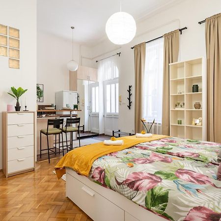 Cosmopolitan Studio - Chic Getaway In A Fancy Neighbourhood Будапеща Екстериор снимка