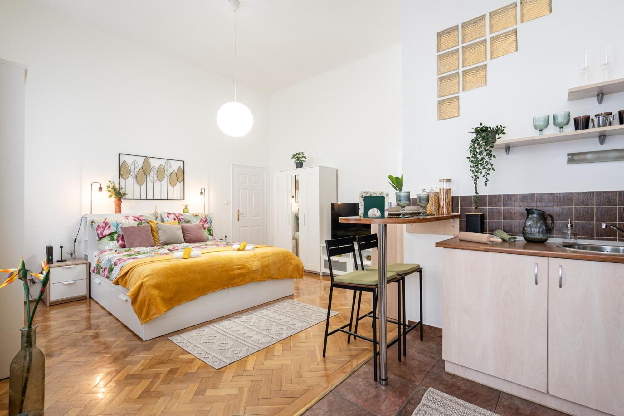 Cosmopolitan Studio - Chic Getaway In A Fancy Neighbourhood Будапеща Екстериор снимка