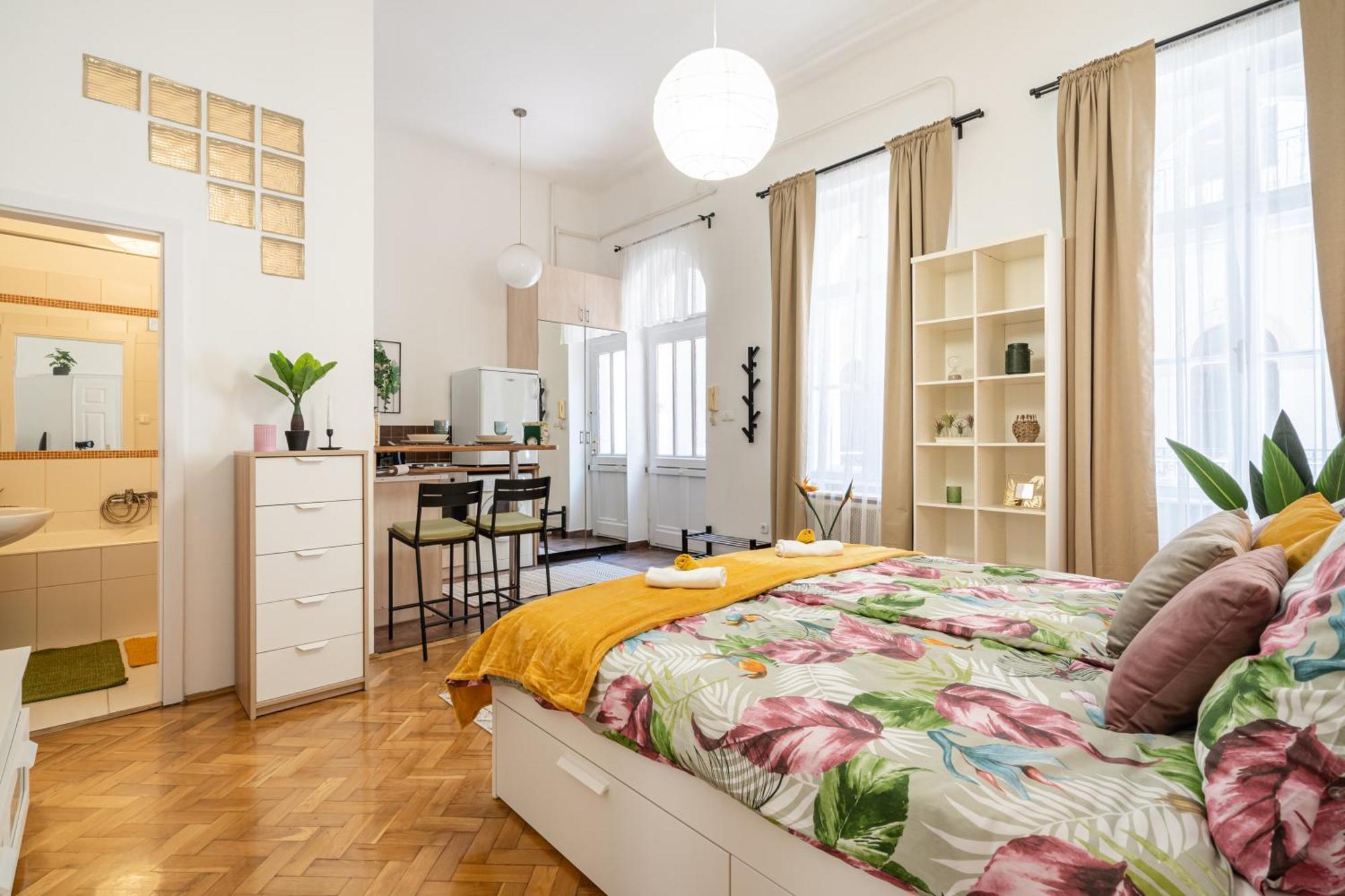 Cosmopolitan Studio - Chic Getaway In A Fancy Neighbourhood Будапеща Екстериор снимка