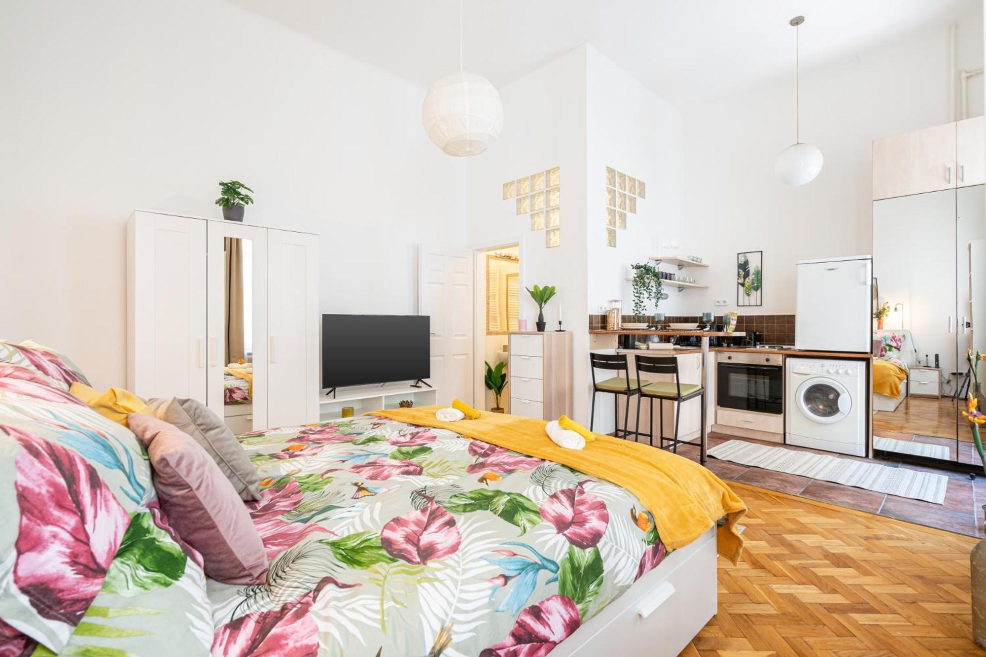 Cosmopolitan Studio - Chic Getaway In A Fancy Neighbourhood Будапеща Екстериор снимка