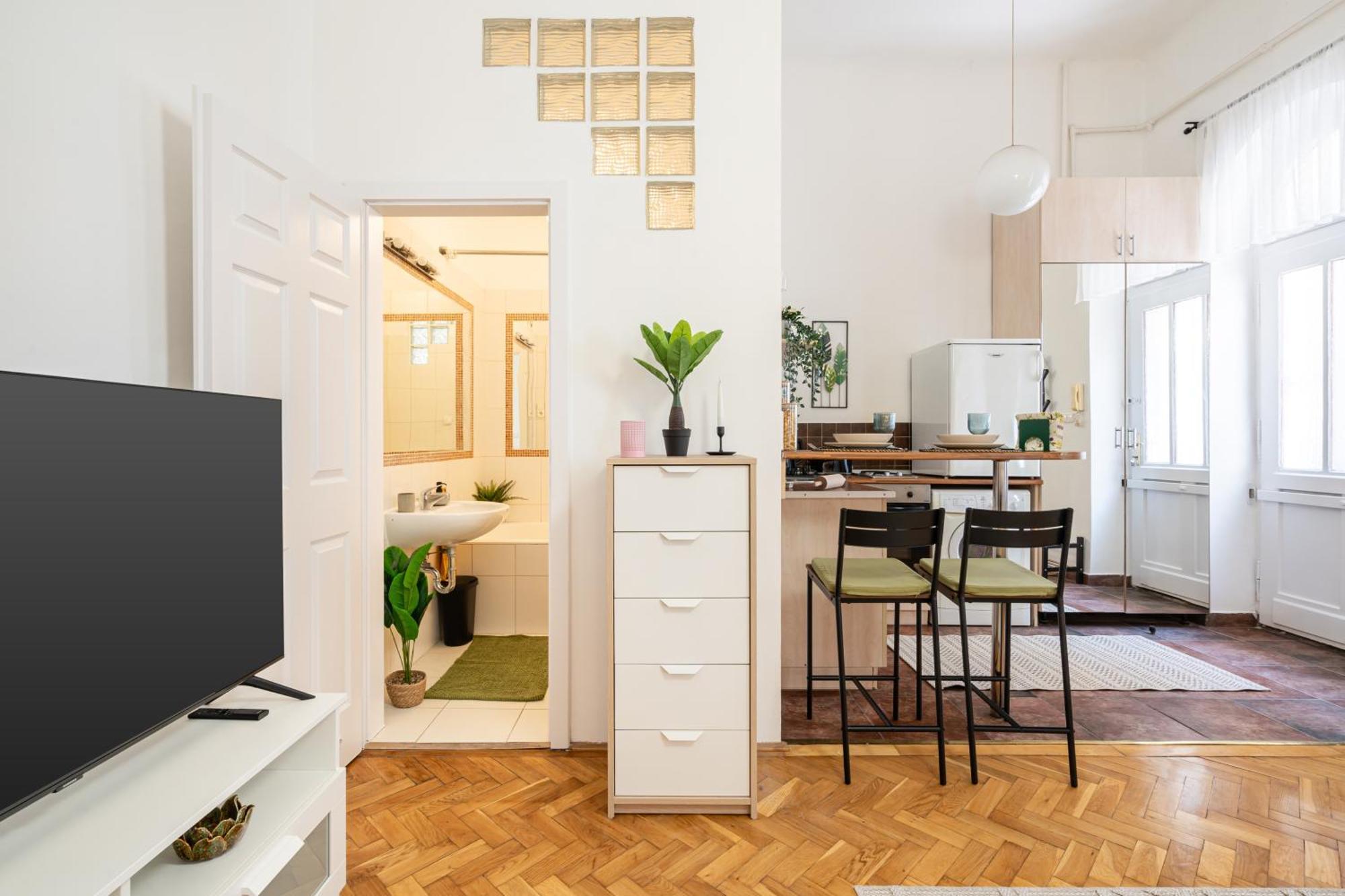 Cosmopolitan Studio - Chic Getaway In A Fancy Neighbourhood Будапеща Екстериор снимка
